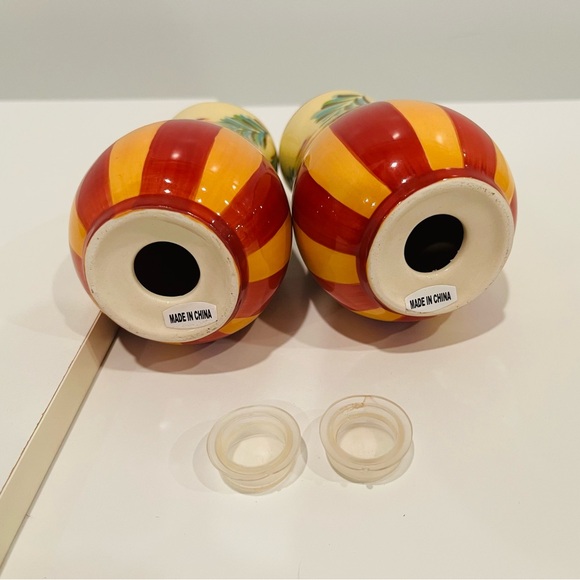 Southern Living At Home Siena salt and pepper shakers - Picture 5 of 5